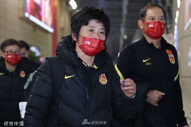 某一晚，野原一家同时梦见了古装剧里才会呈现的”古代美男”，固然全家人都感觉很不成思议，却也没有深切究查。当全国午小新从幼儿园回来时，看到小白正在天井里拼命挖洞，而当小新也随着起头发掘后，居然挖出了一个箱子，里面放有小新亲笔写的书牍，除写有天正2年的字眼外，还画有肥嘟嘟左卫门的图案。小新因为摸不着头绪而闭上眼睛思虑，却在展开眼时发现本身已身处在一个战国时期，并阴错阳差救了军人，更是以得以见到了梦中的那位美男”阿廉公主…